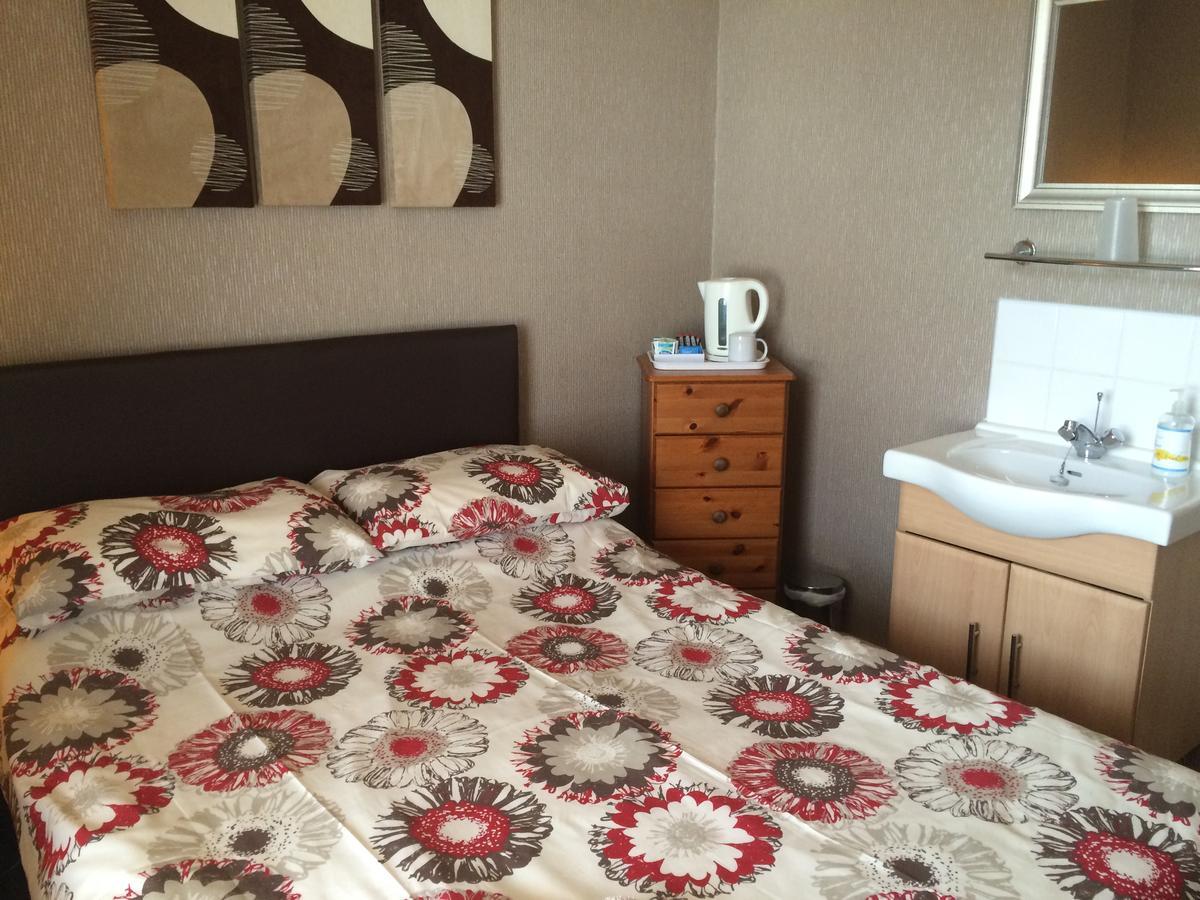 Melrose Guest House วิทลีย์เบย์ ภายนอก รูปภาพ